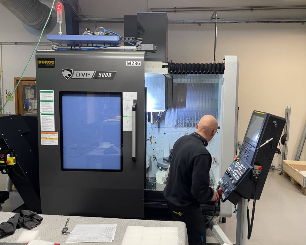 Bearbejdningscenter fremstiller plastemne